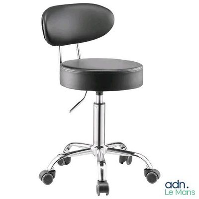 le dossier d'une chaise de bureau noire à roulettes sur fond blanc