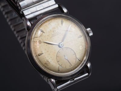 gros plan d'une montre sur fond noir