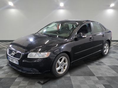 la photo d'une voiture noire garée dans un garage