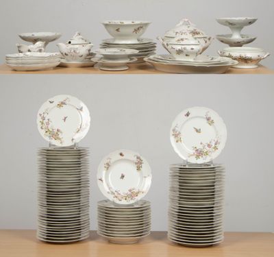 beaucoup d'assiettes et de bols sur une table