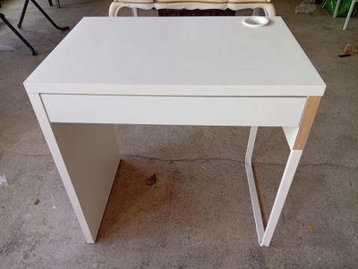 un bureau blanc sur lequel est posée une chaise