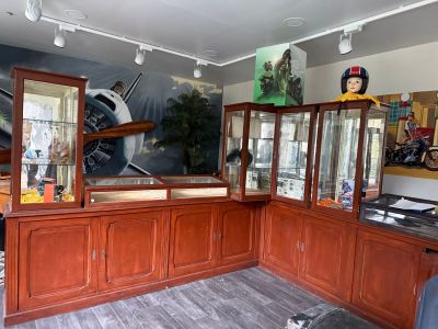 Vitrine de magasin en bois  comprenant : - Photo 1