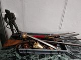 tout un tas d'armes à feu posées sur une table