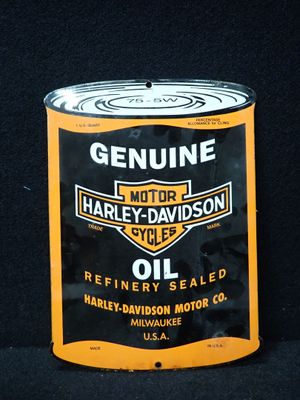 une vieille bidon d'huile Harley posé sur une table noire