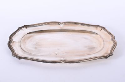 une assiette ancienne en argent, avec un bord décoré sur fond blanc