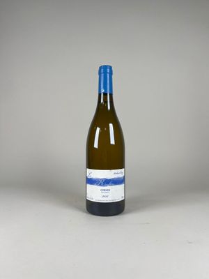 la bouteille de vin blanc est posée sur la table