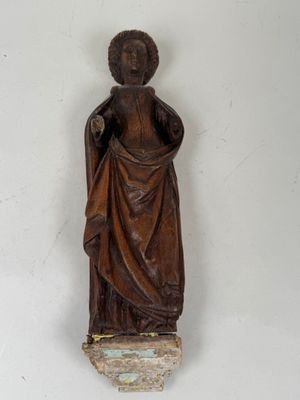 statue en bois d'une femme tenant un bébé dans ses bras
