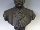 buste en bronze représentant un homme en costume-cravate, posé sur un socle en marbre
