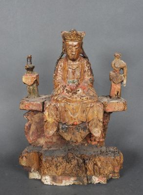 l'image d'une statue de femme assise au sommet d'un rocher