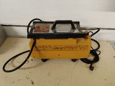une petite machine posée sur une table