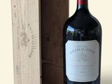 une bouteille de vin posée à côté d'une caisse en bois