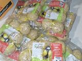 plusieurs sacs de provisions posés sur une table à côté d'une caisse de bananes