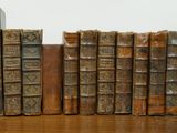 de nombreux livres anciens posés sur une table en bois