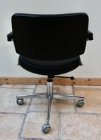 Fauteuil de bureau pivotant en métal chromé reposant sur qua… (photo 3)