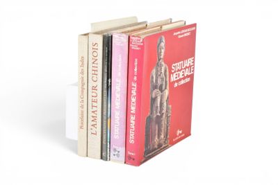 trois livres empilés les uns sur les autres