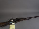 un fusil exposé dans une pièce