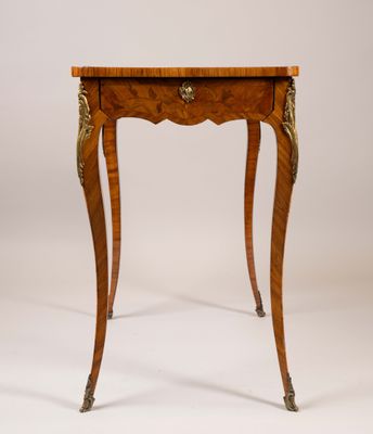 une petite table en bois surmontée d'un tiroir