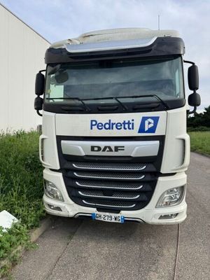 une photo d'un camion blanc garé sur le bord de la route