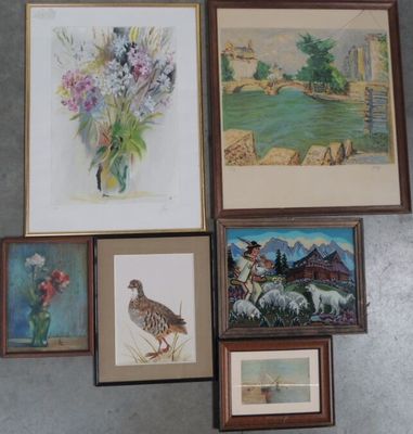 de nombreux tableaux représentant des oiseaux et des fleurs accrochés au mur
