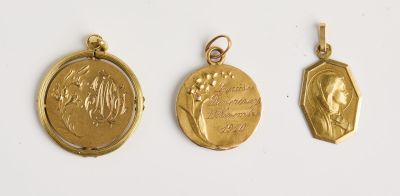 trois médailles d'or sont représentées sur un fond blanc