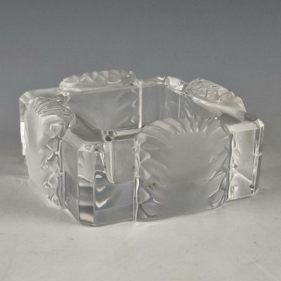 un bracelet en verre transparent orné d'un motif floral