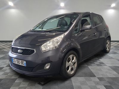 la photo d'une voiture grise garée dans un garage