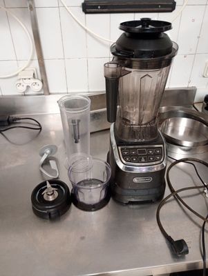 un mixeur posé sur le comptoir d'une cuisine