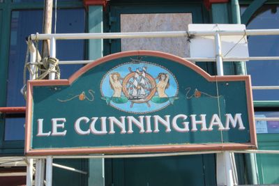 une enseigne indiquant « Le Cunninghamham » sur le côté d'un immeuble