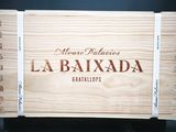 La caisse en bois est ouverte et prête à être remplie de vin.