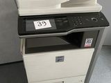 une imprimante posée sur un bureau