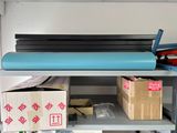 une étagère sur laquelle sont posées plusieurs boîtes