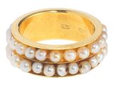une image représentant une bague en or ornée de perles sur fond blanc