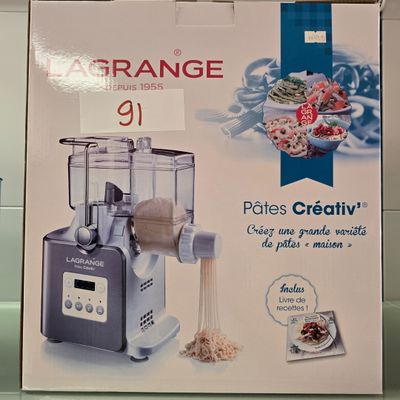 une boîte sur laquelle figure l'image d'un robot ménager