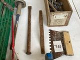 un grand nombre d'outils posés sur une table
