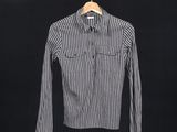 une chemise à rayures noires et blanches suspendue à une corde à linge