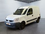 une camionnette blanche garée dans une pièce