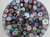une photo d'un presse-papier en verre orné de nombreuses fleurs