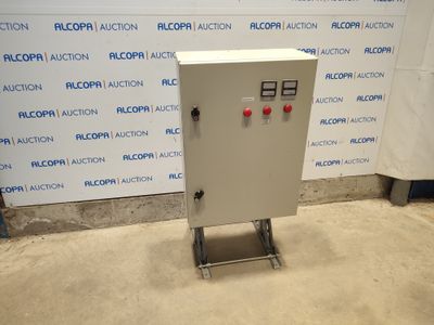 une boîte blanche posée sur un sol en béton, près d'un mur