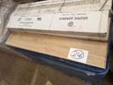 une caisse en bois posée sur une palette