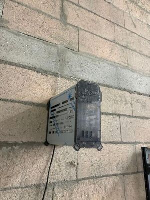 une boîte fixée sur le côté d'un mur de briques