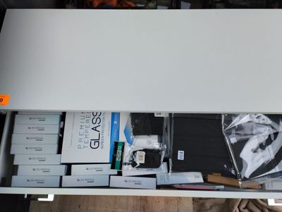 une table blanche sur laquelle se trouvent de nombreux objets