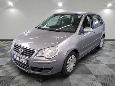 la photo d'une voiture argentée sur un sol en damier