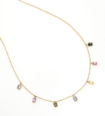 gros plan d'un collier sur une surface blanche