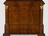 une commode ancienne avec un plateau en bois et des poignées en laiton
