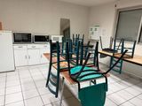 une cuisine avec une table et des chaises