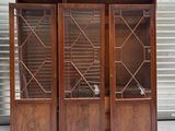 paire de bibliothèques anciennes en acajou avec des portes en verre au plomb