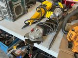 de nombreux outils posés sur un établi dans un garage