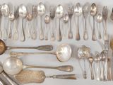 beaucoup de cuillères en argent et de cuillères sur la table