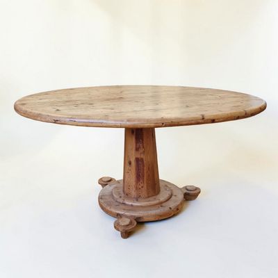 une image d'une table en bois sur fond blanc
