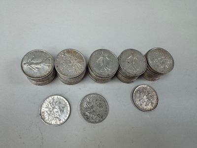 de nombreuses pièces d'argent posées sur une surface blanche